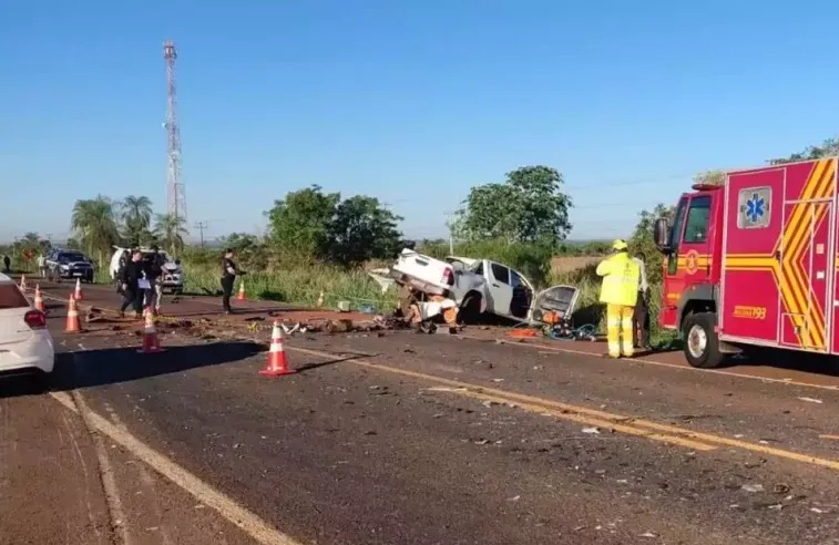 BR 163 Colisão frontal mata três e deixa nove feridos Ônibus levava