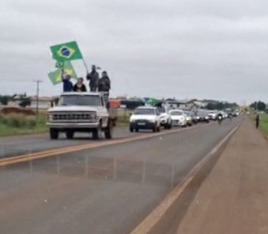 MORADORES de Chapadão do Sul promovem grande carreata pelas ruas da