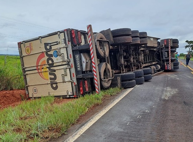 CARRETA tombou na BR 060 entre Paraíso das Águas e a Comunidade Cooper