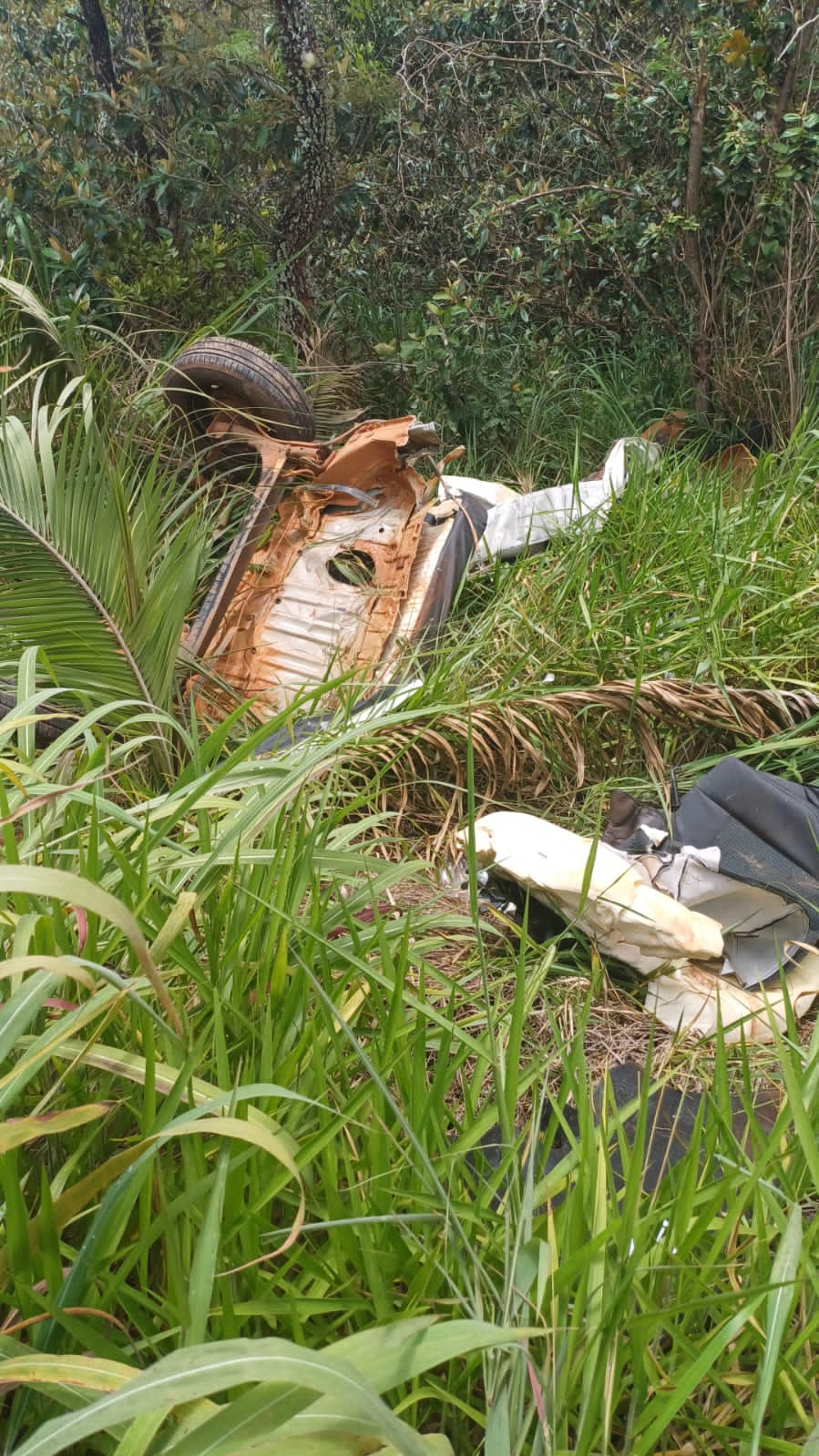 CARRO Se Parte Ao Meio Em Grave Acidente Na Descida Do Rio Pratinha