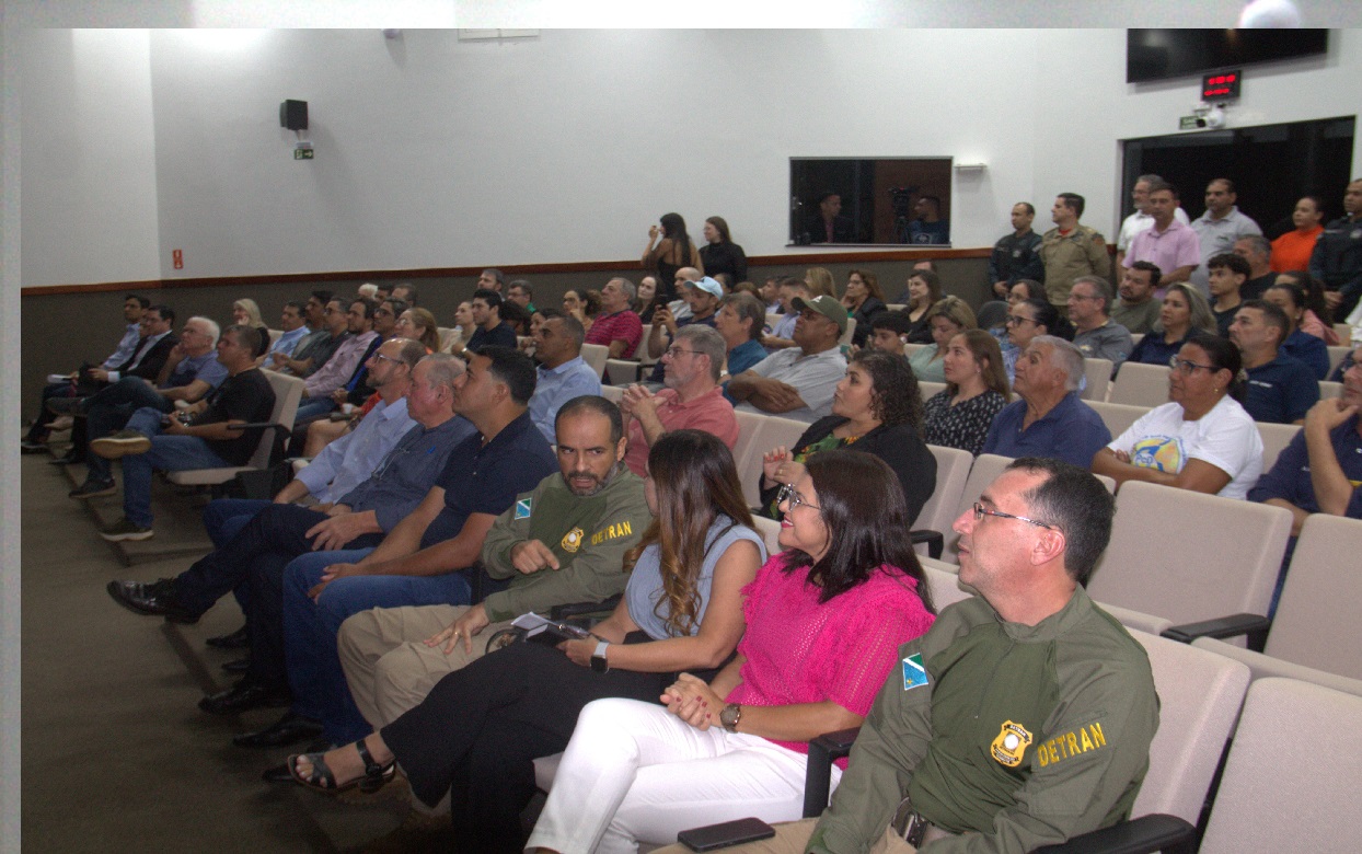 A PEÇA Atrás do Volante Audiência Pública discutiu melhorias no