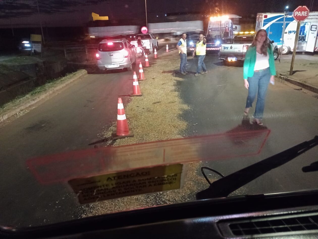 ATENÇÃO Motoristas Derramamento de óleo na Avenida 33 próximo da MS