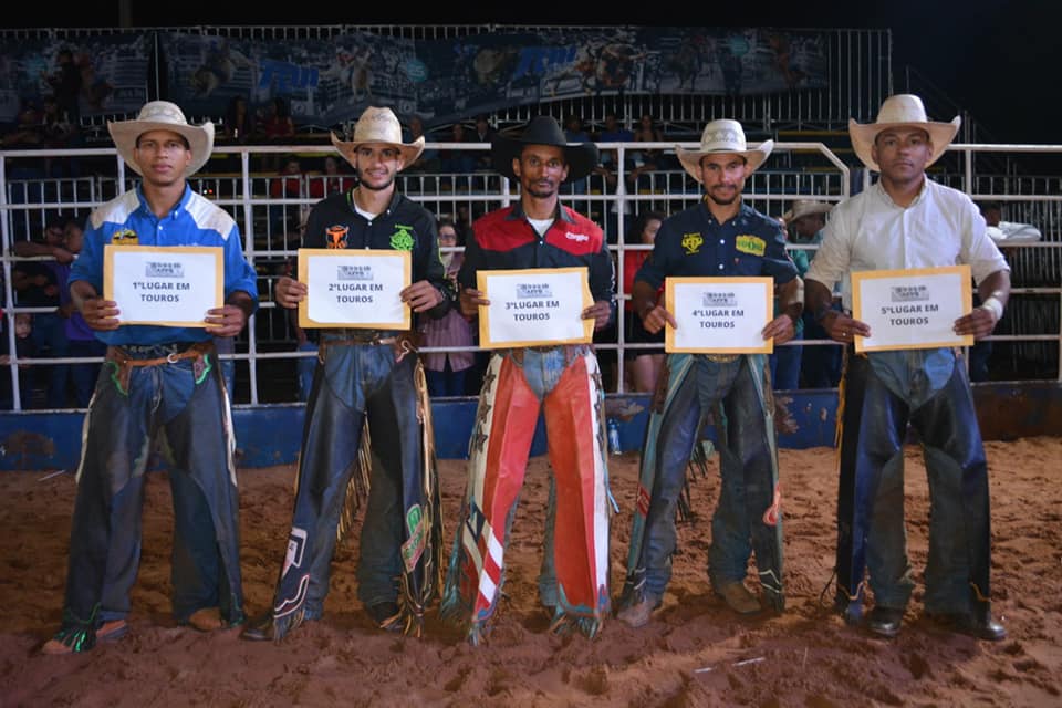 Peão de Aparecida do Taboado ganha rodeio internacional em