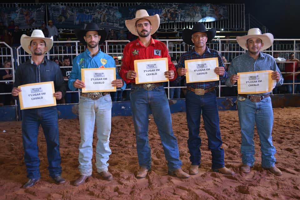 Peão de Aparecida do Taboado ganha rodeio internacional em