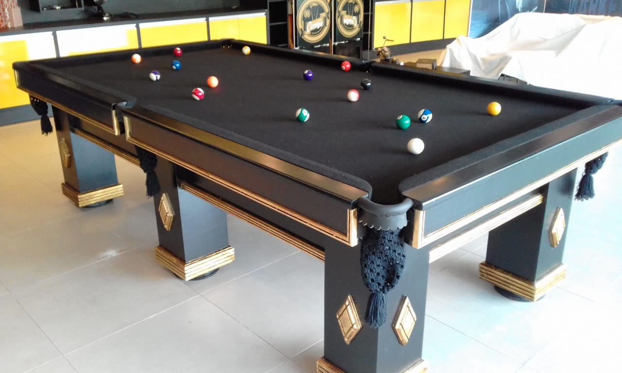 Mesa de bilhar com uma seleção de bolas jogo snooker bilhar