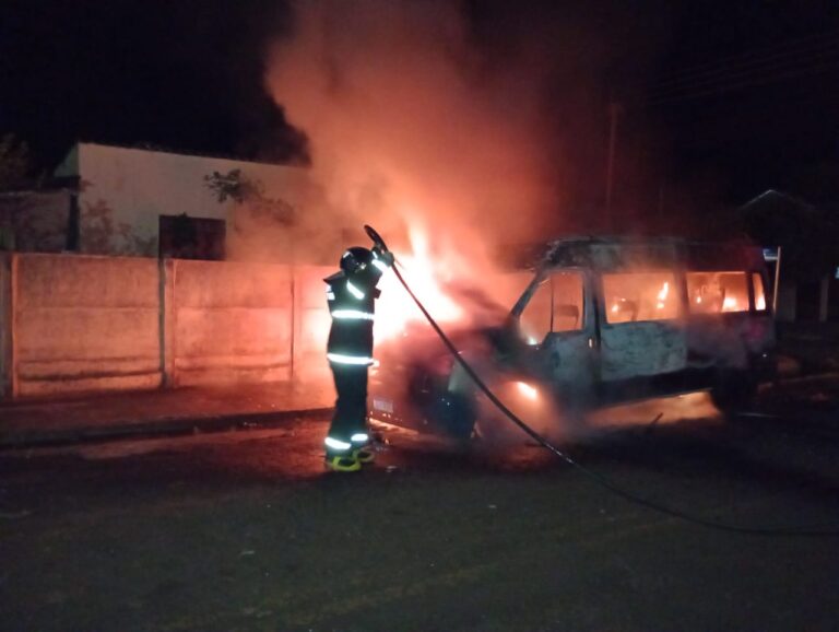 Corpo De Bombeiros Combateu Incêndio De Van Em Cassilândia Pode Ter Sido Um Sinistro Criminoso 3878